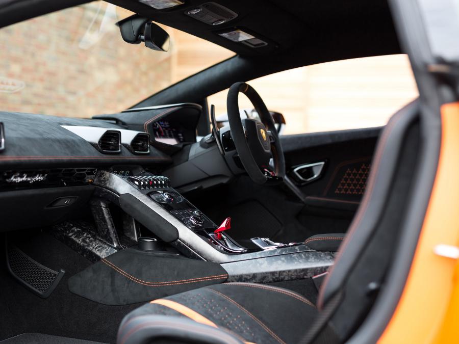 Интерьер Lamborghini Huracan Performante (LB724) 2017 года  (UK) (фото 21 из 24)
